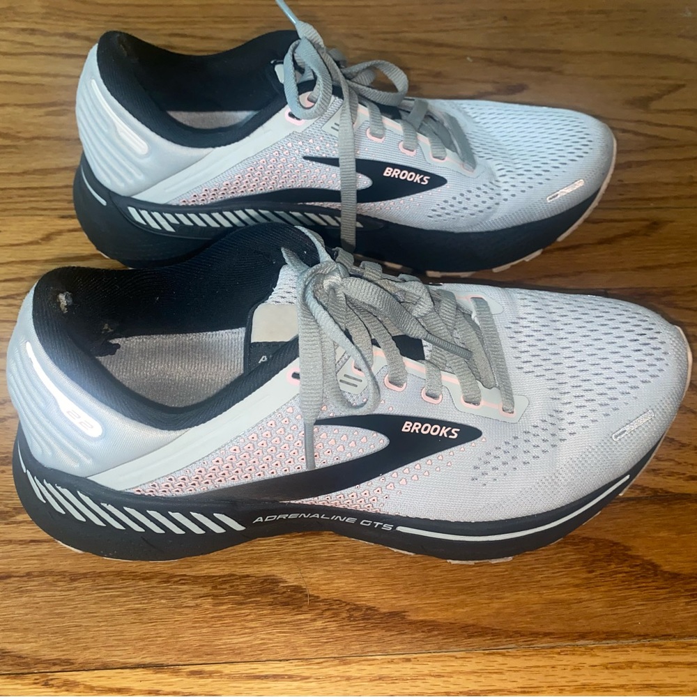 7.5 Brooks sneakers